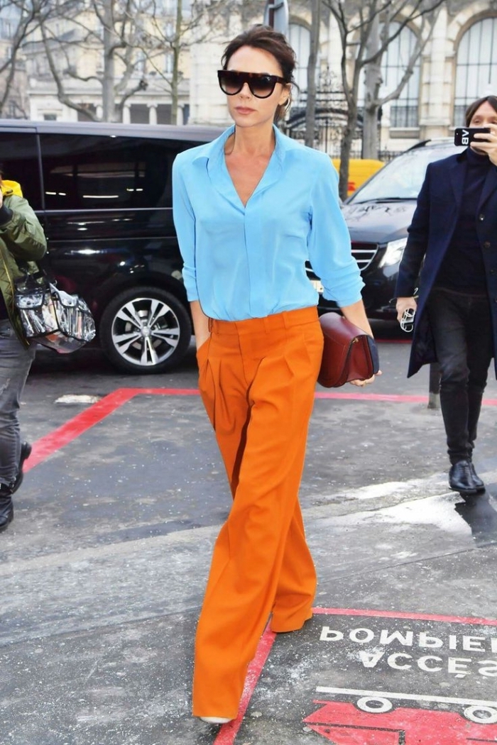 style vestimentaire femme, modèle de pantalon orange avec chemise femme en bleu clair, combinaison vêtements de couleurs complémentaires