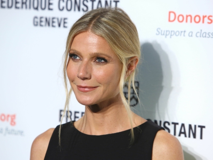 coupe-cheveux-fin-Gwyneth-Paltrow-queue-de-cheval-avec-des-mèches-dégagées-robe-noire-col-simple coupe cheveux fin, coiffure queue de cheval de Gwyneth Paltrow, coiffure romantique et maquillage de tous les jours