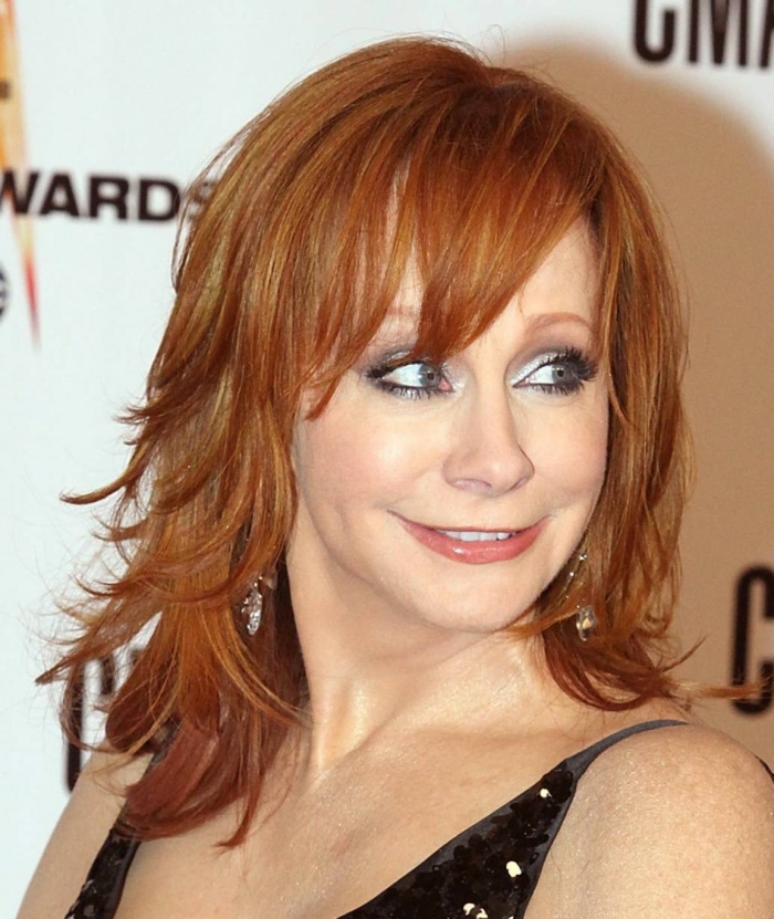 coupe-cheveux-fin-cheveux-roux-longs-bouts-ondulés-coiffures-pour-femme-à-50-ans coupe cheveux fin, cheveux roux, yeux bleus, coiffure carré long frangé