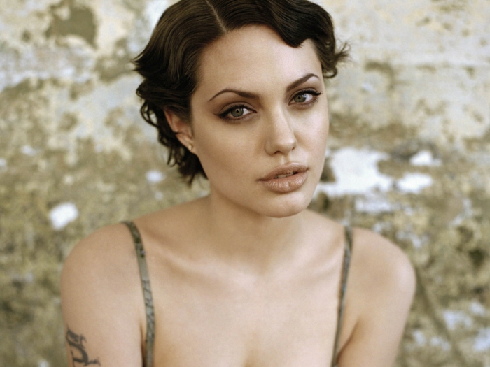 coupe cheveux ondulés, coupe de cheveux années 20, Angelina Jolie, joli trait d'eyeliner