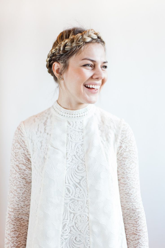 une coiffure cheveux attachés en couronne de tresse romantique et bohème chic, coiffure de mariée bohème chic à réaliser soi-mêle
