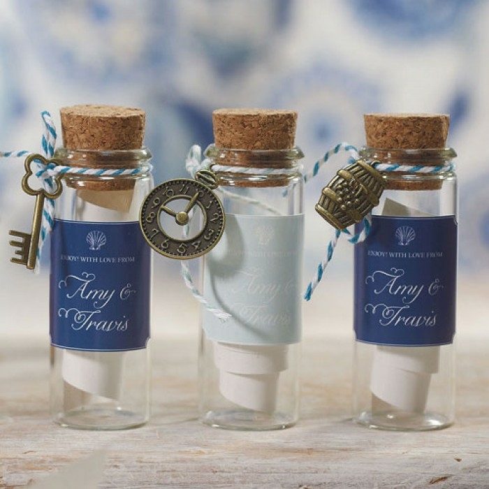 Petit cadeau mariage à faire soi-meme, miniature bouteille de verre embouchée d'un bouchon de liège décoré avec clé ou montre message pour remercier vos invités dans bouteille