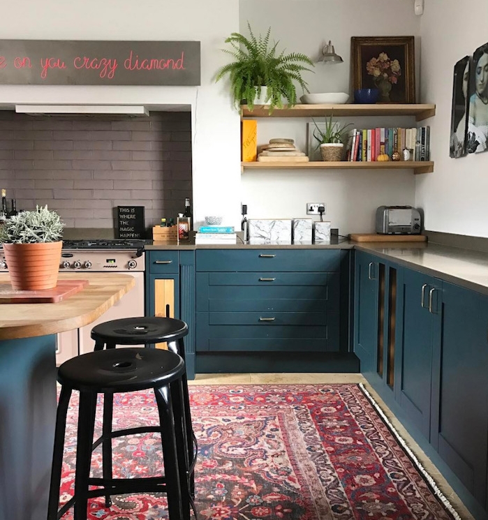modele de cuisine campagne chic en bleu petrole sur le meuble cuisine et l ilot central et mur couleur blanche, tapis rouge oriental