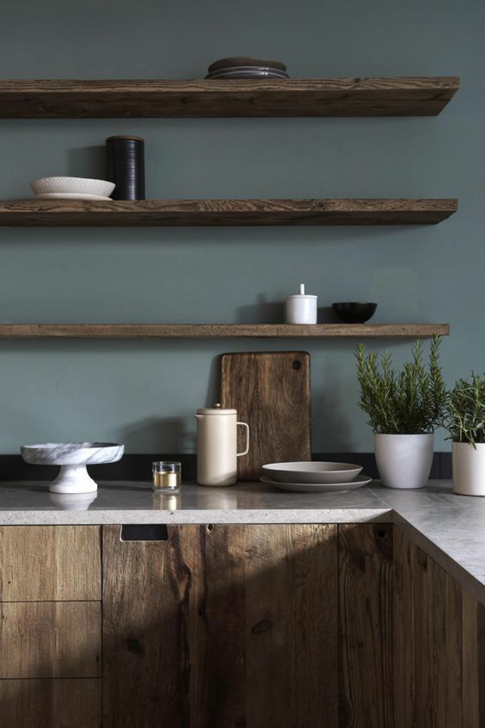 repeindre sa cuisine en gris bleu ameublement en style rustique, avec plan de travail blanc, étagères en bois brut, couleur marron foncé