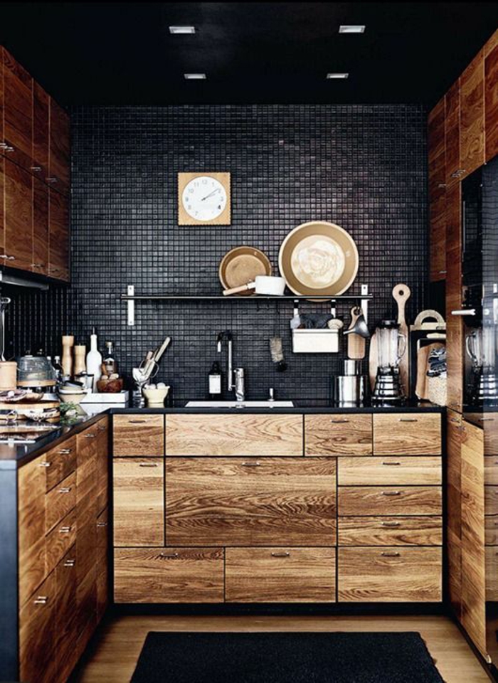 quelle couleur pour les murs d'une cuisine avec revêtement du mur au dessus du lavabo mosaïque en gris anthracite, meubles en nuances du beige et du marron, plafond en noir 