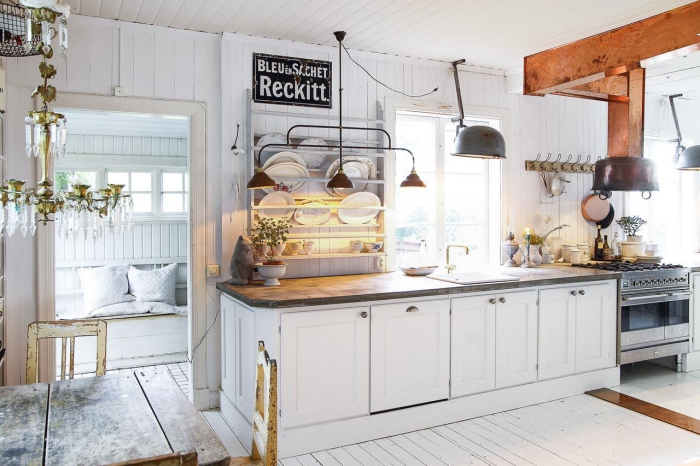 deco cuisine scandinave, lustre en or et cristaux massif, meubles bois vintage table et chaises, rangement assiette vertical