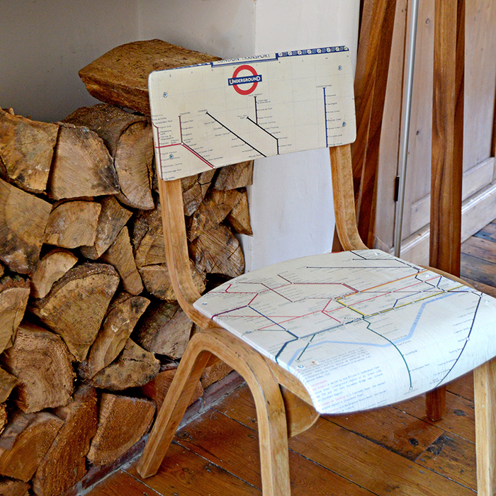 customiser un meuble en bois avec la technique du décopatch, chaise décorée d une ancienne carte de métro