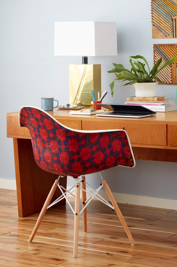 une chaise plastique terne transformé en meuble de bureau élégant avec un revêtement en tissu imprimé, customiser un meuble sans peinture