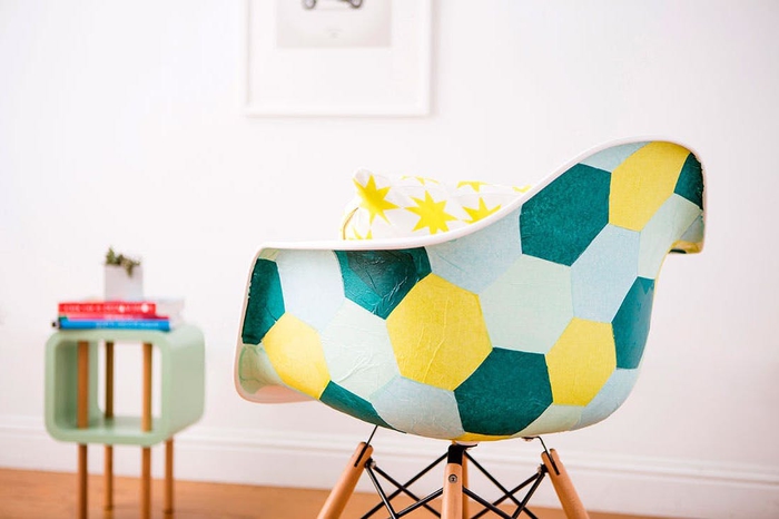 comment relooker des chaises coquilles grâce au collage de serviettes en papier hexagonales