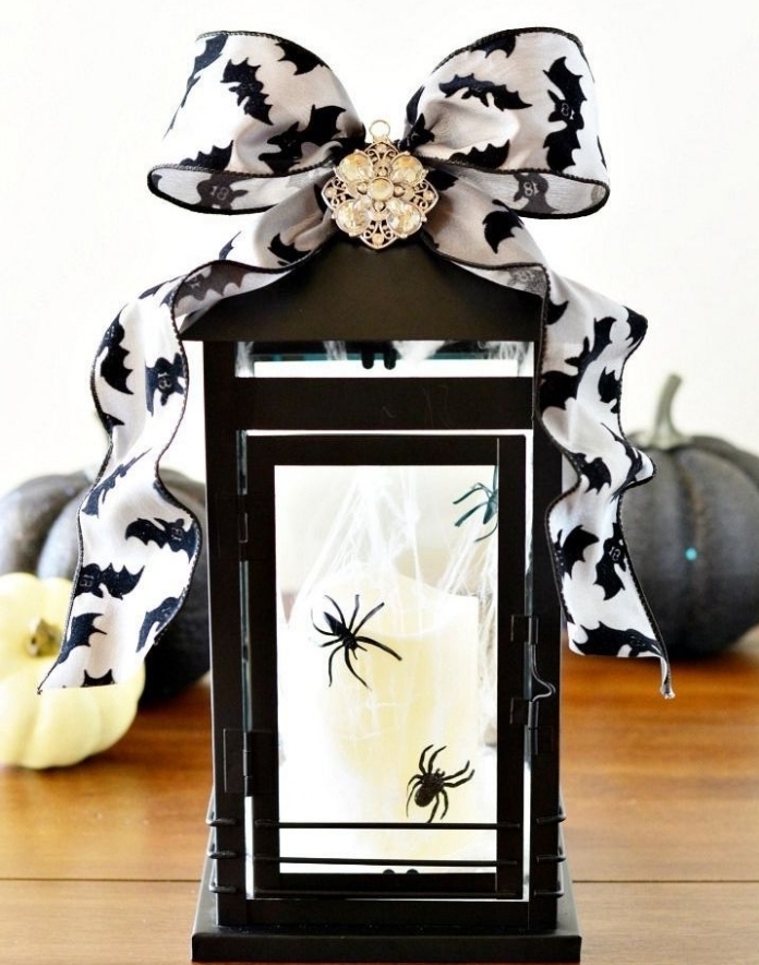accessoires décoratifs en blanc et noir pour Halloween, lanterne noire avec bougie blanche et araignées noires