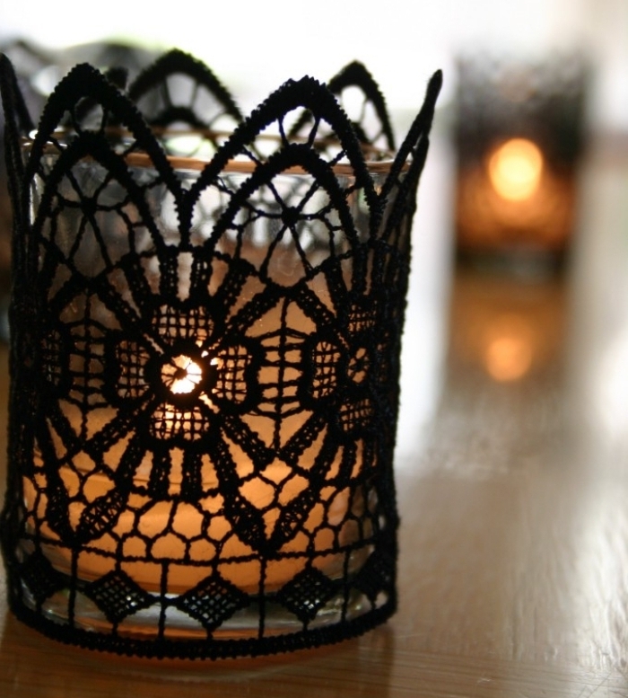 idée bricolage halloween, fabriquer une bougie avec verre et dentelle noire, déco lumineuse pour Halloween