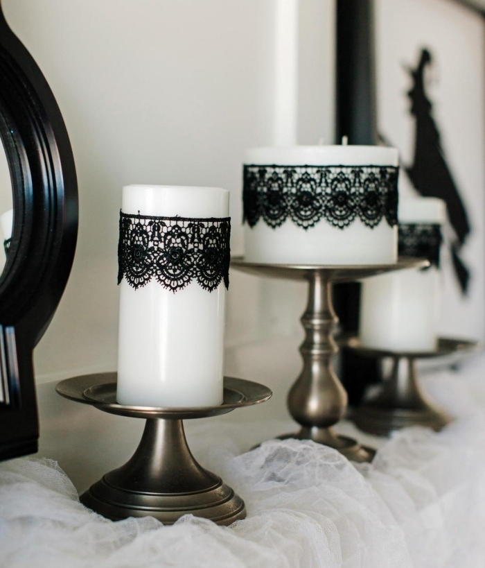 bricolage halloween, modèle de bougies blanches décorées avec dentelle noirs à motifs volutes et tulle blanche