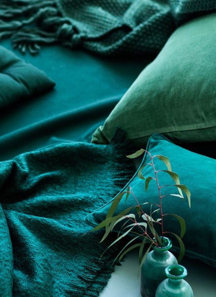 idée comment introduire une couleur par petites touches, accessoires décoratifs vert, bleu petrole et bleu paon, coussins, couvertures et vases