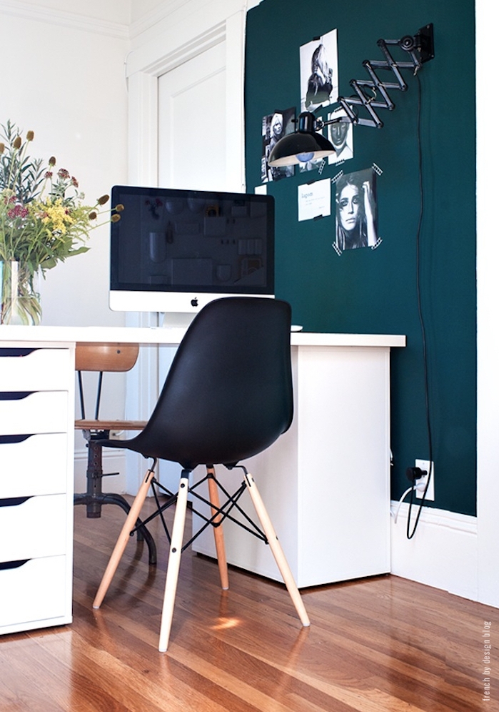 idée amenagement coin bureau à la maison avec un mur en bleu petrole peinture, parquet clair, chaise nordique et bureau blanc pour une ambiance scandinave