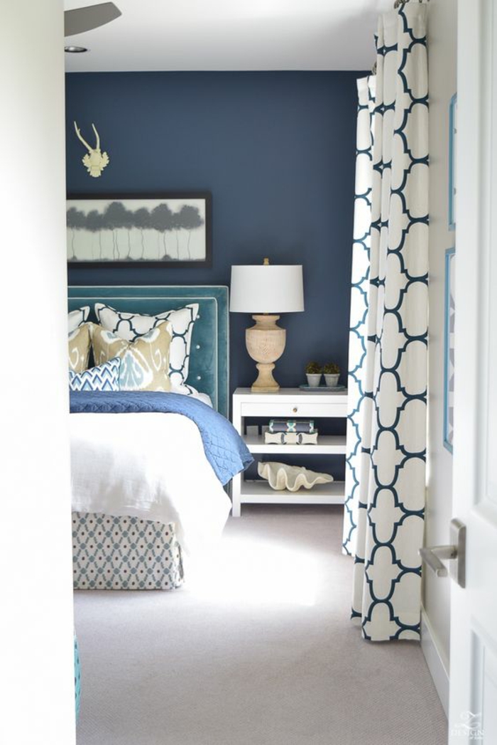 bleu canard chambre sur le mur au dessus du lit avec moquette en beige et des rideaux en bleu pétrole et blanc