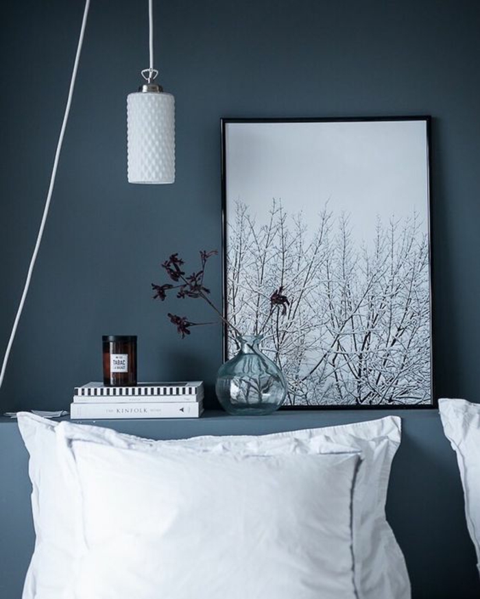 chambre adulte bleu nuance de bleu couleur bleu gris avec luminaire en verre blanc opaque et tableau avec cadre fin en noir