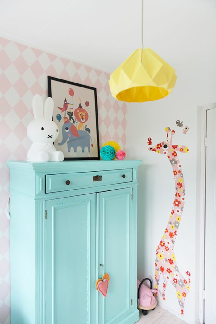 idée déco chambre bébé mixte avec meuble armoire en bleu canard giraffe colorée pour décorer le mur et luminaire suspension en jaune en carton