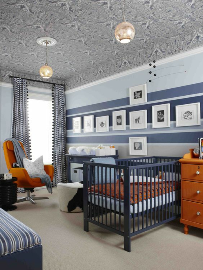 idee deco chambre garcon avec plafond artu aux effets ondulants en violet clair et lit en bleu canard et commode et fauteuil en orange