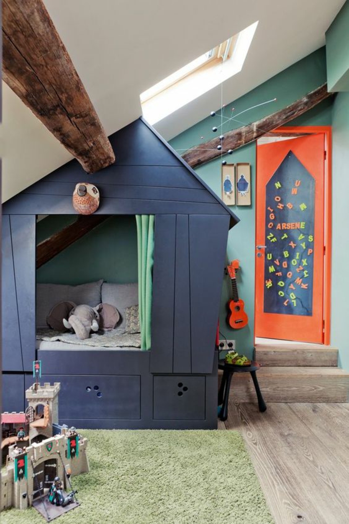 chambre bleu canard sous toit mansardé avec tapis en réséda mur en réséda et porte en orange vif