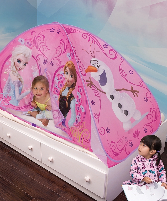 decoration reine des neiges, petit lit avec cadre en bois blanc et tante décorative rose à design Elsa Anna et Olaf