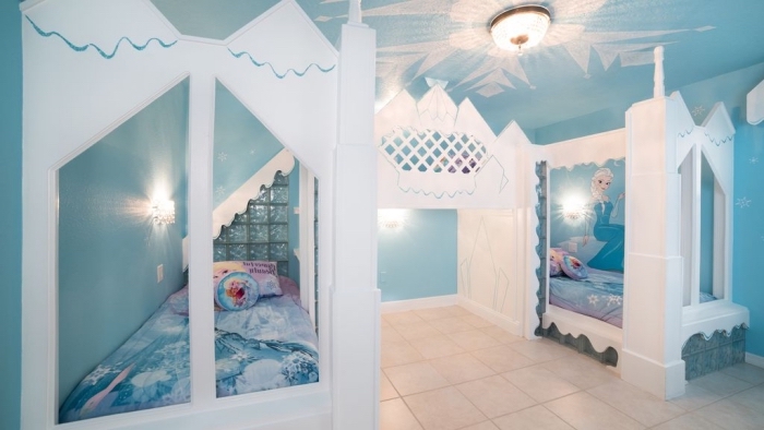 chambre reine des neiges, éclairage chambre d'enfant d'inspiration Frozen, coussins décoratifs à motifs Elsa
