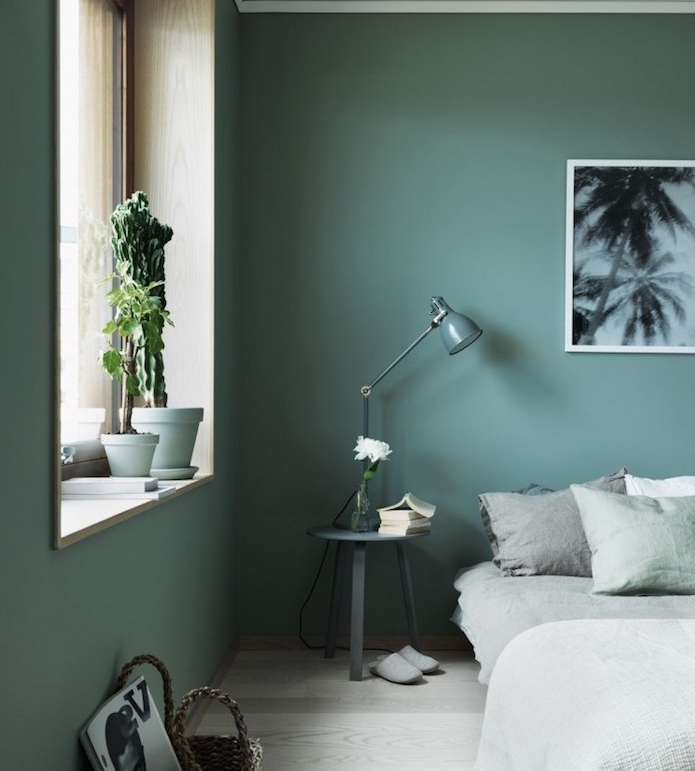 deco chambre parentale, murs couleur verte, linge de lit gris, deco murale photo paysage tropical, parquet gris, plantes vertes