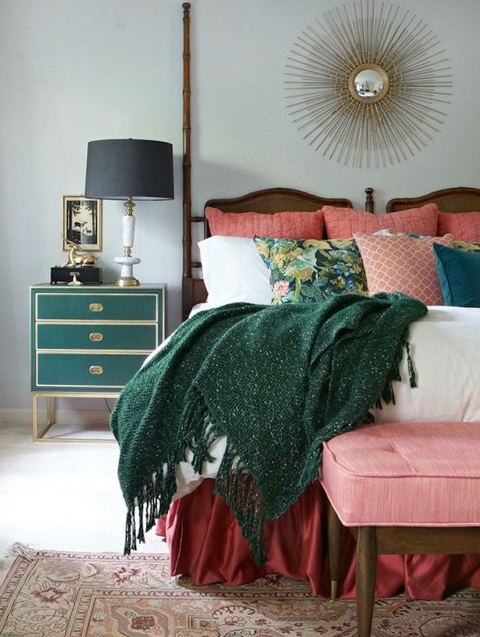 modele de deco chambre parentale, peinture murale gris perle, linge de lit rouge, rose vert, miroir soleil, commode vert, bout de lit rose, tapis oriental