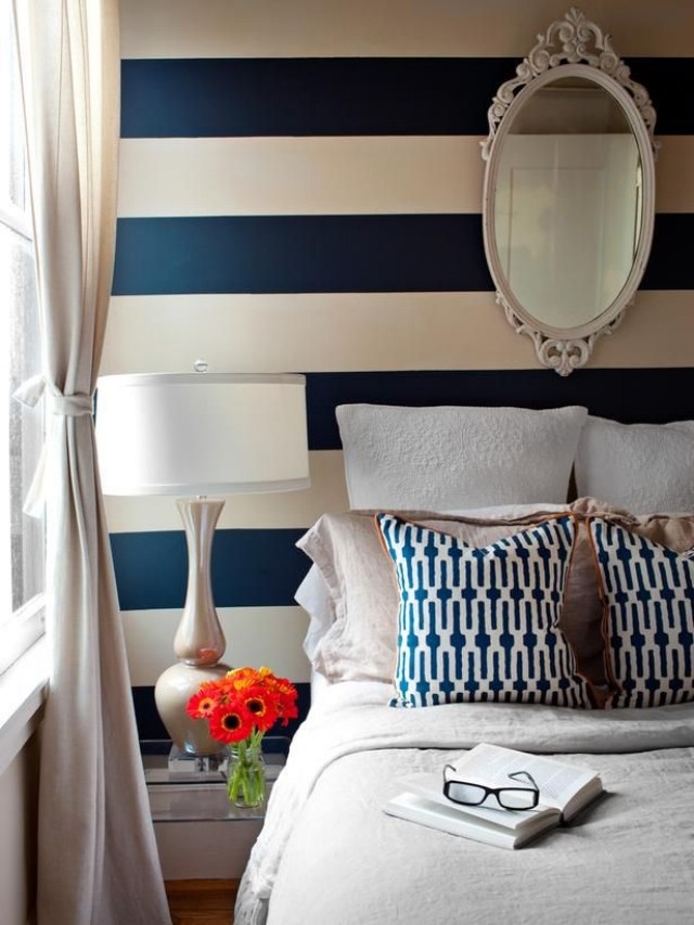 deco chambre parentale style bord de mer, rayures bleu et blanc, linge de lit blanc et beige, coussin blanc et bleu, miroir baroque