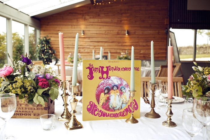 deco table mariage style champêtre, bougeoirs dorés avec des bougies rose et verts, cagette bois deco avec des fleurs champetre