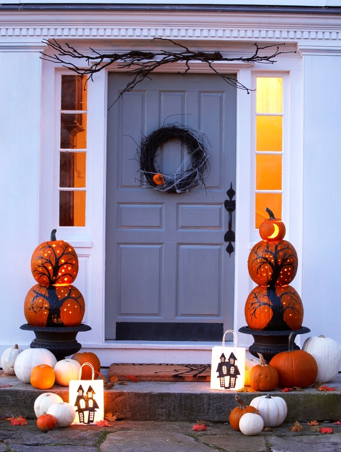 activité manuelle halloween, citrouilles peintes en blanches avec dessins arbres noirs et éclairage intérieur