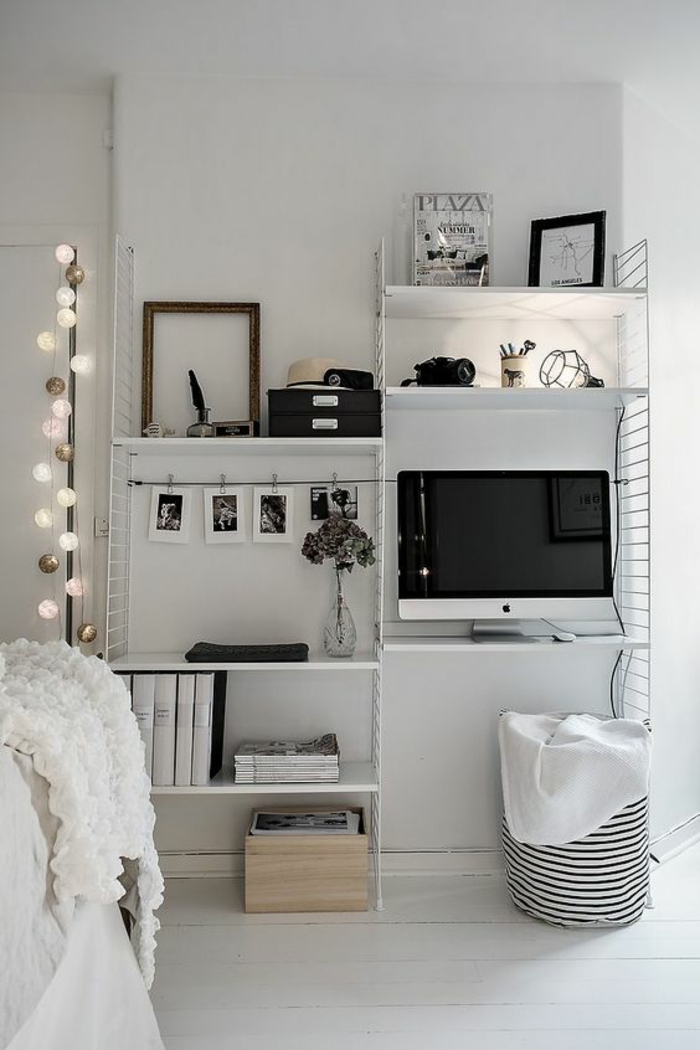 décoration chambre adulte en blanc, avec des ampoules lumineuses autour de la porte, étagères en blanc, grand lit et TV grand écran 