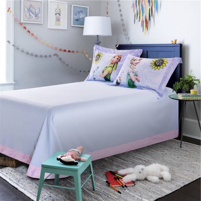 aménagement chambre d'enfant d'inspiration Frozen, guirlandes décoratives en papier multicolore, tapis gris rectangulaire
