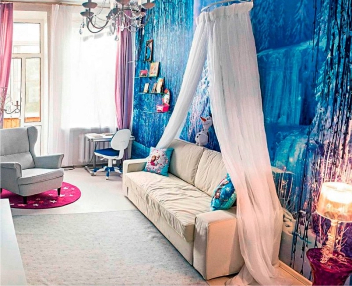 peinture interieur, grande fenêtre avec rideaux longs en rose, canapé beige à baldaquin, coussins décoratifs à design Elsa et Anna