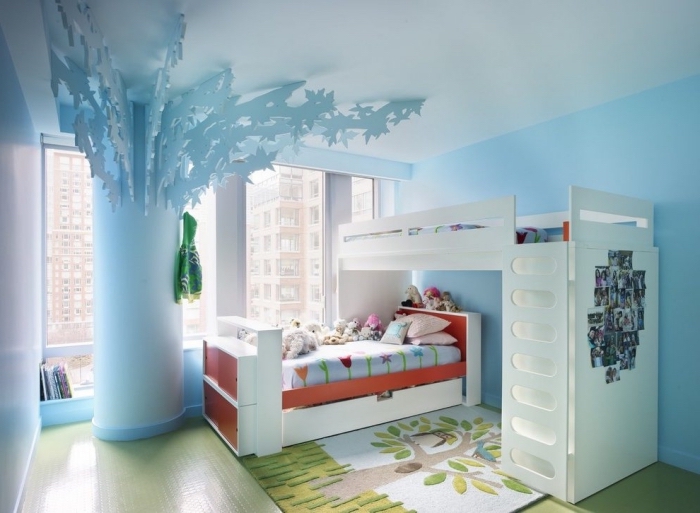 idee creation deco, chambre d'enfant aux murs bleu clair et plafond vert, couverture de lit en bleu clair avec tulipes
