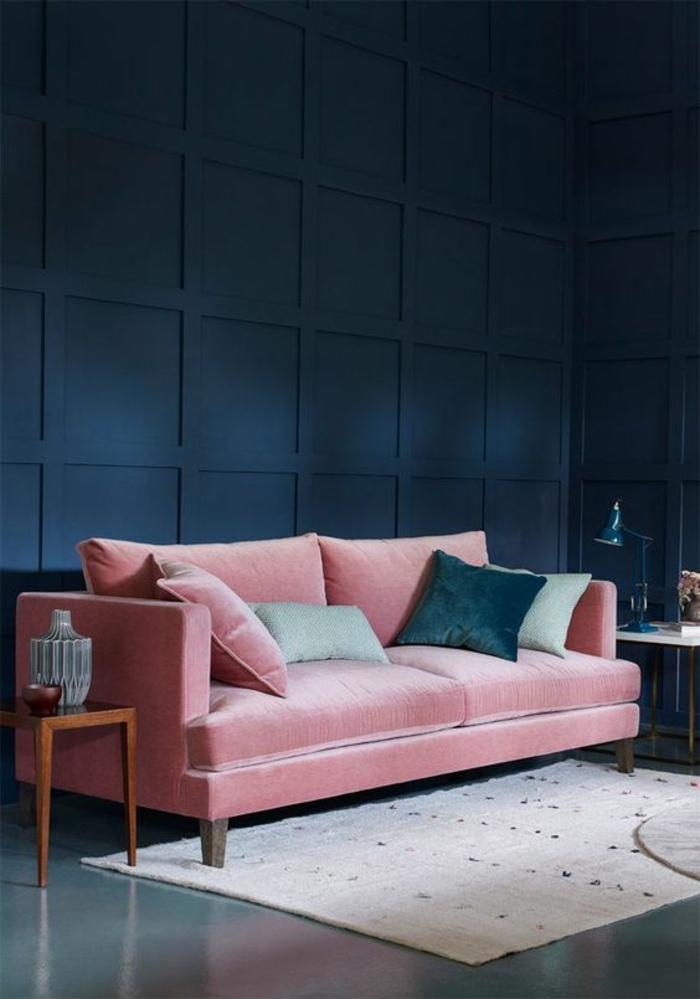 couleur bleu saphir deco salon bleu canard avec canapé en velours rose avec des coussins carrés en velours couleur bleu gris et rose poudré