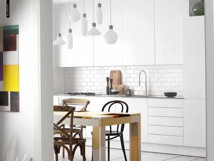 inspiration scandinave, aménagement de cuisine blanche avec meubles en bois et lampes suspendues en blanc