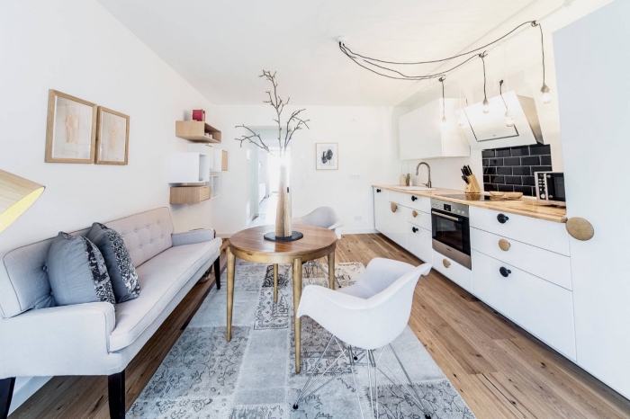 inspiration scandinave, revêtement de sol en bois stratifié avec tapis gris, meubles rangement verticale en bois clair