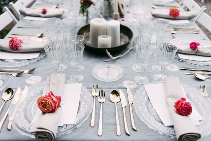 deco champetre, serviette gris clair décoré de rose, couverts argentés, verres simples et centre de table en bougies