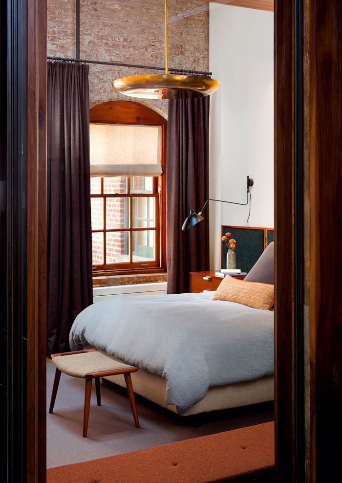 mobilier industriel, chambre loft avec meubles en bois, table de chevet en marron et lampe de chevet métallique