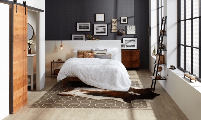 lampe industrielle, aménagement chambre à coucher avec grand lit et meubles en bois, peinture murale en gris et blanc