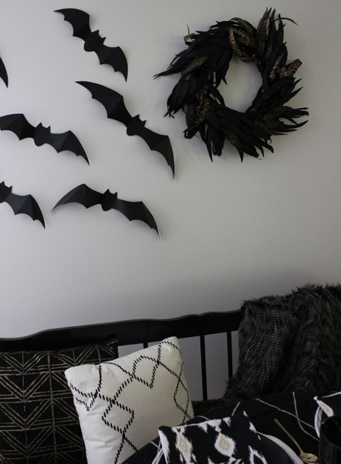decorer sa maison pour la fête Halloween, salon aux murs blancs avec déco en papier chauves-souris noirs