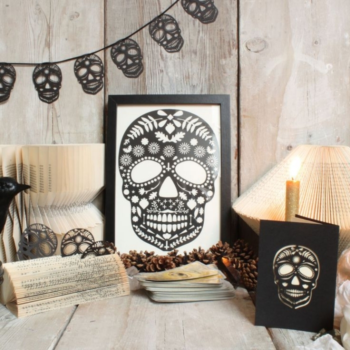 bricolage halloween, guirlande diy en crânes noirs de papier, cadre photo décoratif en noir avec peinture noir et blanc