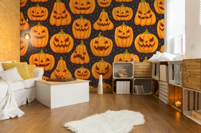 accessoires décoratifs pour chambre Halloween, pièce au parquet stratifié et tapis blanc faux fur avec stickers halloween