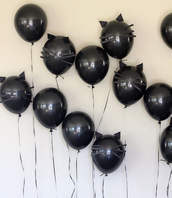 deco halloween, décoration intérieur aux murs blancs et ballons noirs pour Halloween à design chauves-souris noirs