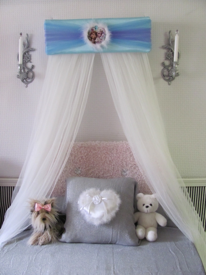 idee creation deco, petit lit à baldaquin avec cadre peint en bleu et dessin Elsa et Anna, aménagement chambre d'enfant