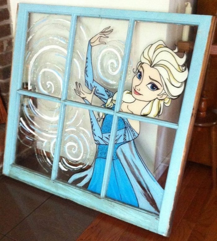 idee creation deco, fenêtre en bois et verre peint en bleu avec dessin acrylique Elsa, déco chambre enfant à design Frozen
