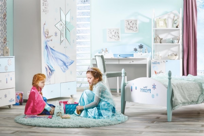 meubles chambre d'enfant à design Frozen, pièce d'enfant aux murs bleu clair et revêtement de sol en bois