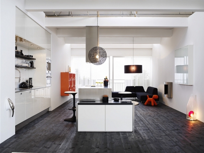 cuisine équipée, design de cuisine blanche et moderne aux murs blancs et plancher noir avec ilot central