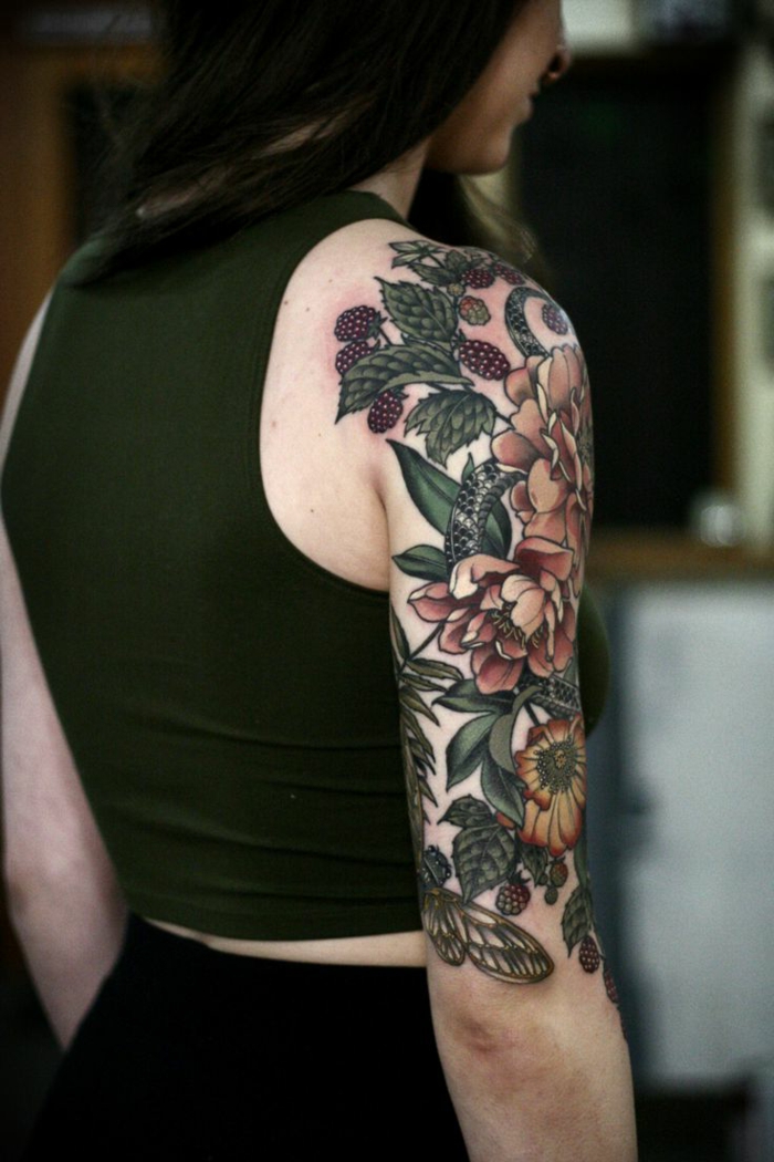 design tatouage floral, jolies fpivoines, framboises et feuilles vertes tatouées