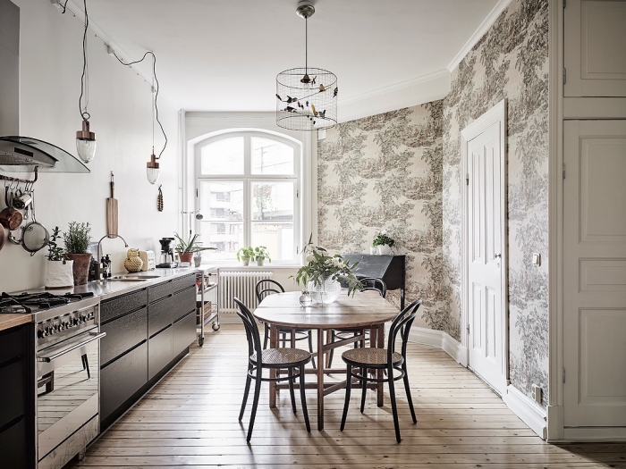 deco cuisine scandinave, cuisine aux murs blancs avec plancher en bois et décoration en papier peint à motifs floraux